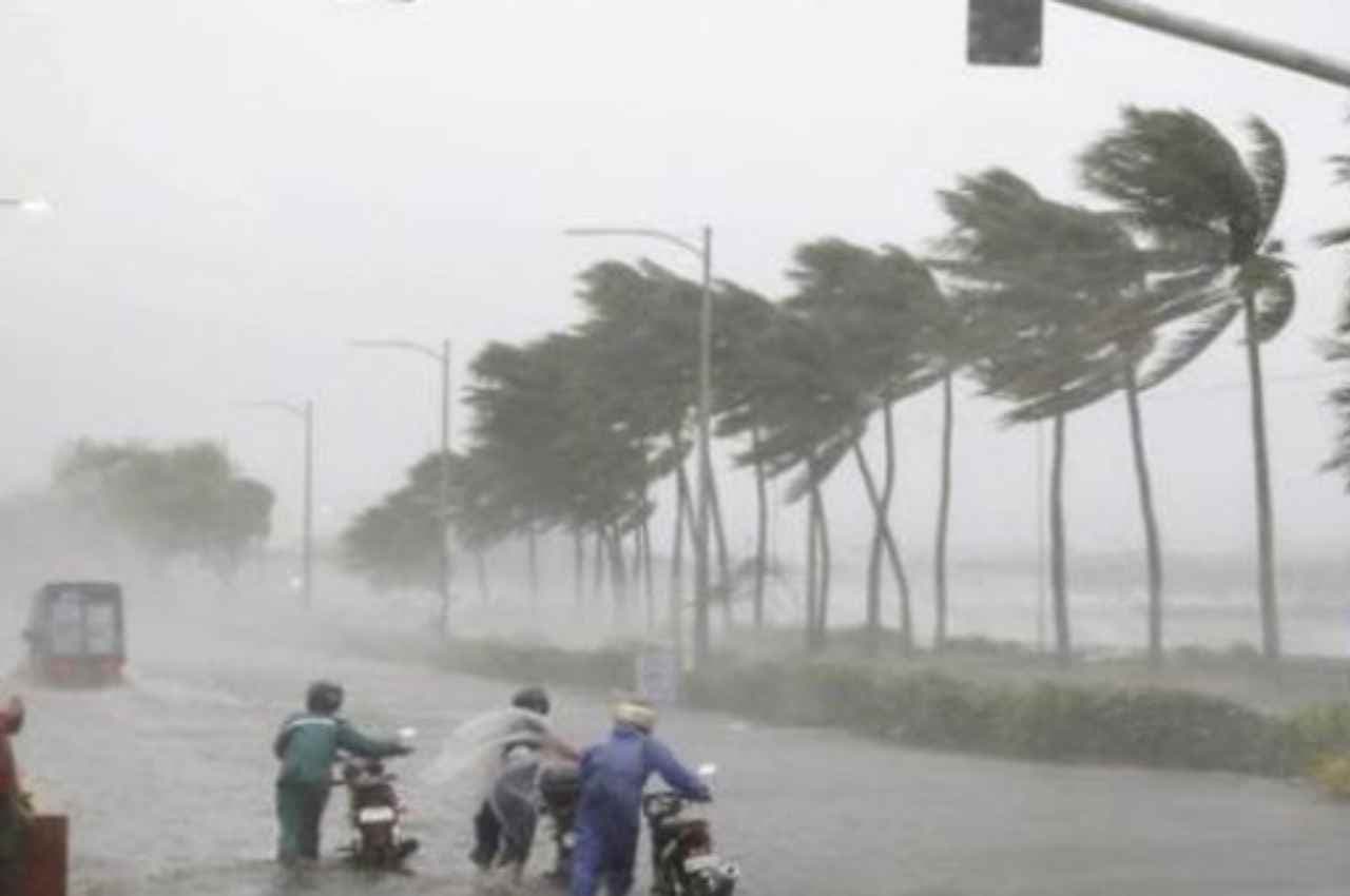 साइक्लोन की आहट, बंगाल की खाड़ी के ऊपर बन रहा है कम वायु दबाव, IMD ने जारी के चेतावनी