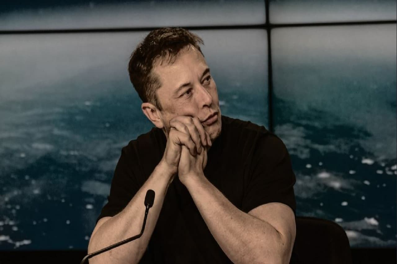 Elon Musk हुए भावुक? देखिए जब बचपन की उनकी गरीबी पर उठा सवाल तो उन्होंने कैसे दिया जवाब