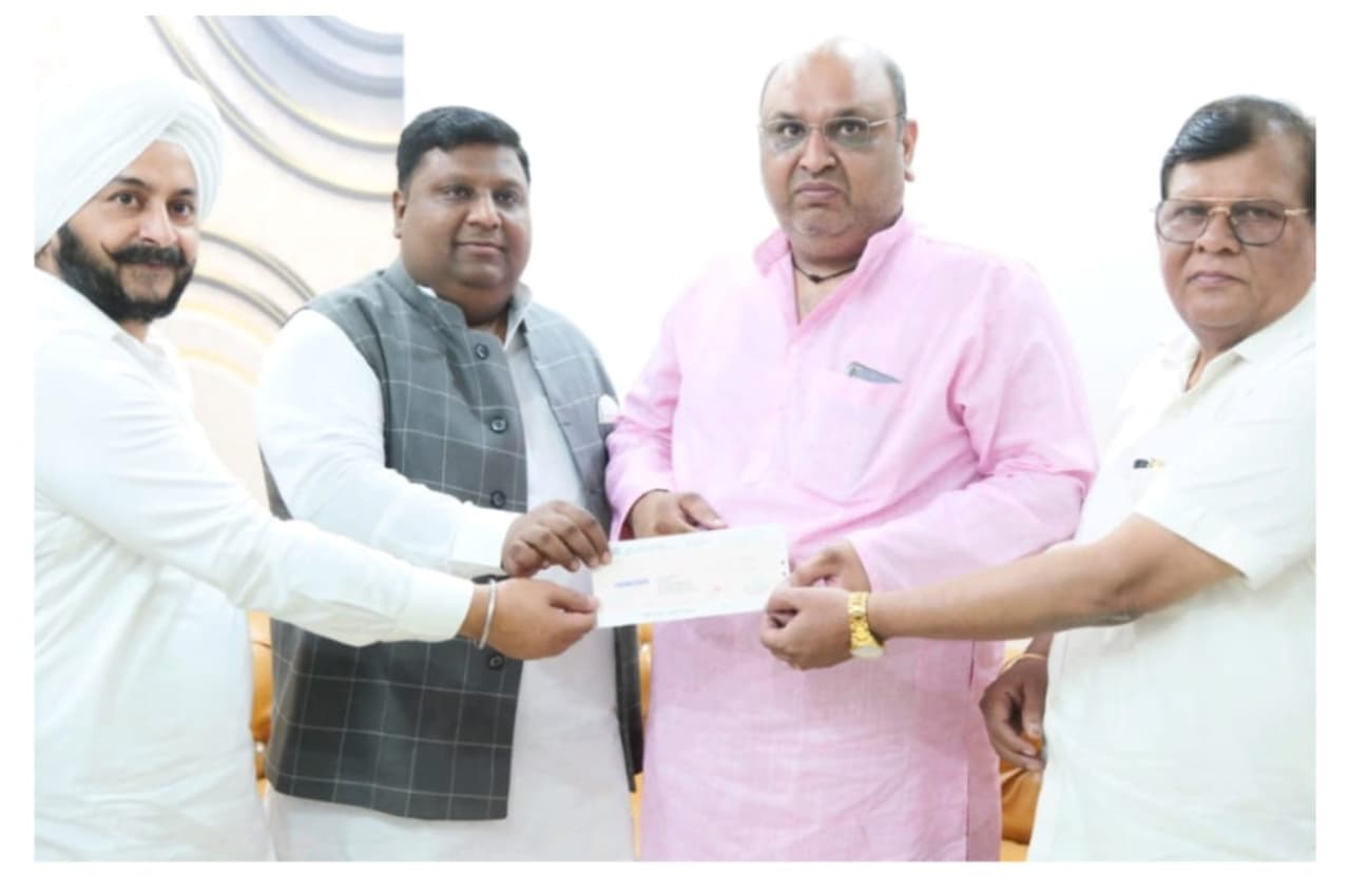 दिल्ली के खाद्य मंत्री इमरान हुसैन ने कोरोना योद्धाओं के परिजनों को सौंपे सम्मान राशि के चेक