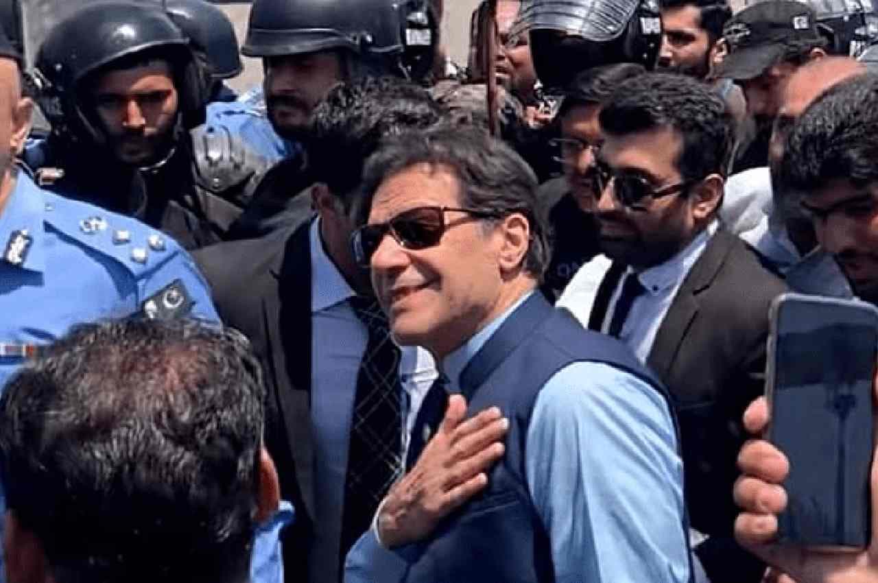 Pakistan News: पूर्व प्रधानमंत्री इमरान खान पत्नी के साथ पहुंचे लाहौर हाईकोर्ट, बुशरा बीबी को 23 मई तक मिली जमानत