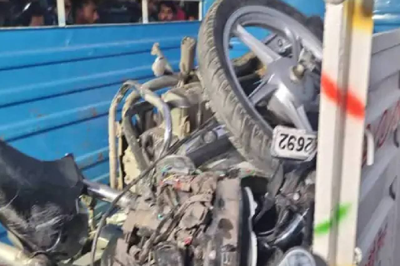 इंदौर में बड़ा सड़क हादसा, क्रेन में घुसी दो बाइक, चार की मौत