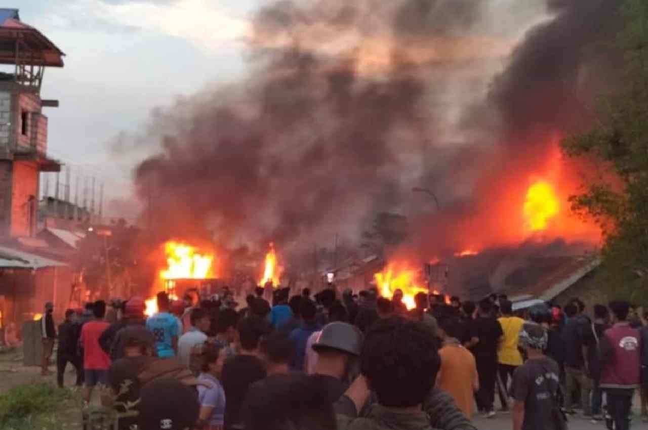 Manipur Violence: सरकार ने उठाया सख्त कदम, दंगाइयों को देखते ही गोली मारने का आदेश