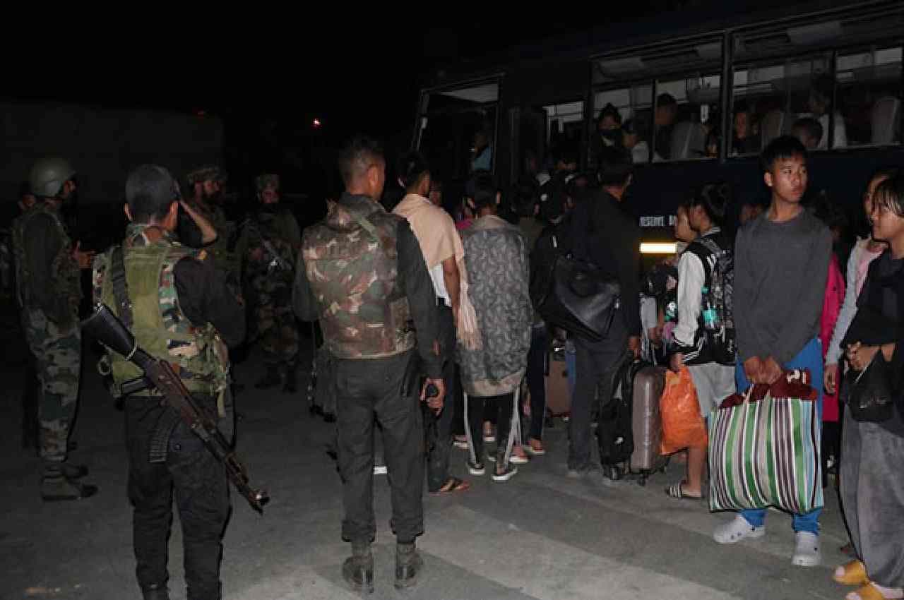 Manipur: मणिपुर के चुराचांदपुर में आज तीन घंटे के लिए कर्फ्यू में ढील, राज्यपाल ने की ये अपील