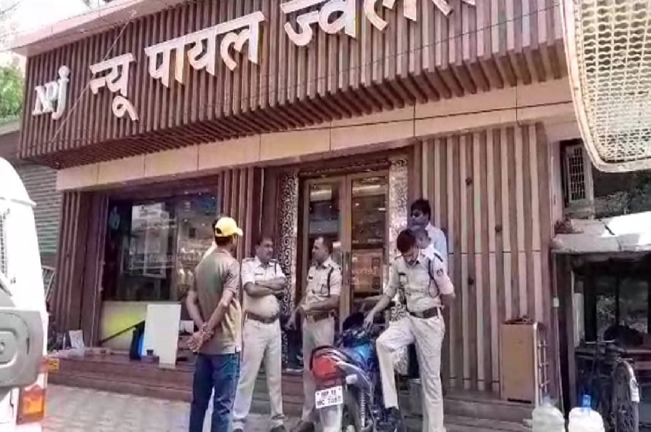 घूंघट में चोरी करने वाली महिलाओं को पुलिस ने किया गिरफ्तार, लाखों के माल पर फेरा हाथ, हजारों का था इनाम