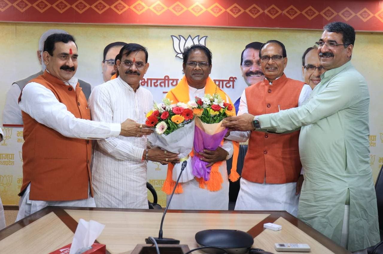MP में जारी है दलबदल की सियासत, चंबल में कांग्रेस नेता ने थामा BJP का दामन