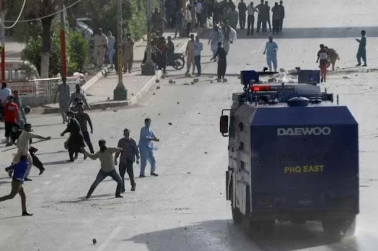 Imran Khan arrest: इस्लामाबाद के श्रीनगर हाईवे पर पथराव और भारी गोलाबारी, 30 प्रदर्शनकारी गिरफ्तार
