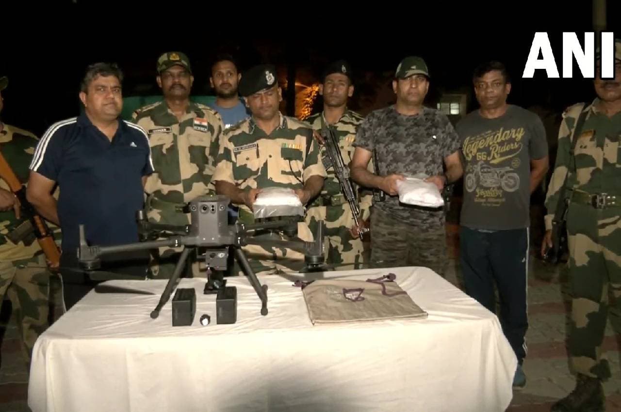 Border Security Force: पंजाब में अंतरराष्ट्रीय सीमा के पास BSF ने पाकिस्तानी ड्रोन मार गिराया, नशे की खेप बरामद