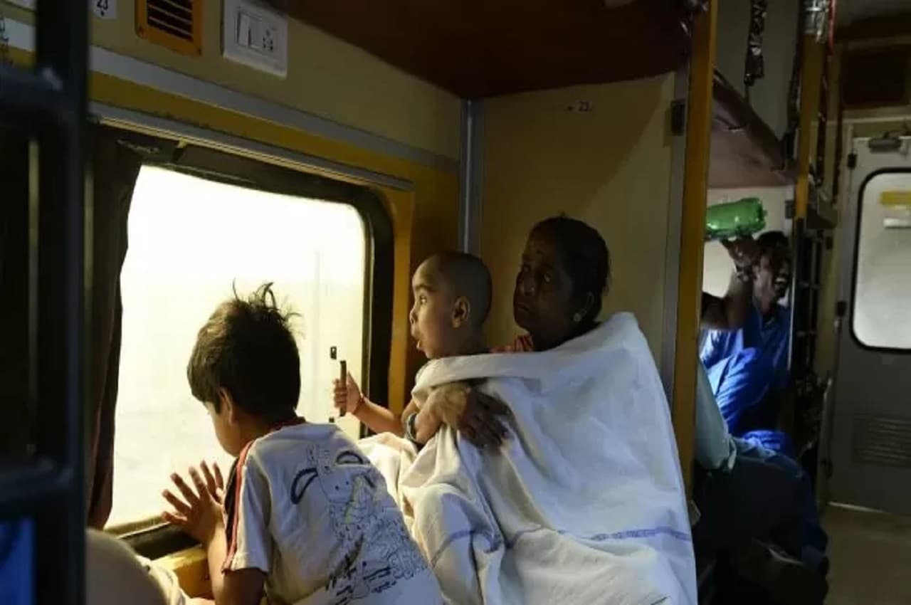 Railway Ticket Fare Discount: इन लोगों को ट्रेन टिकट पर मिल रहा है 75% तक का डिस्काउंट, तुरंत चेक करें