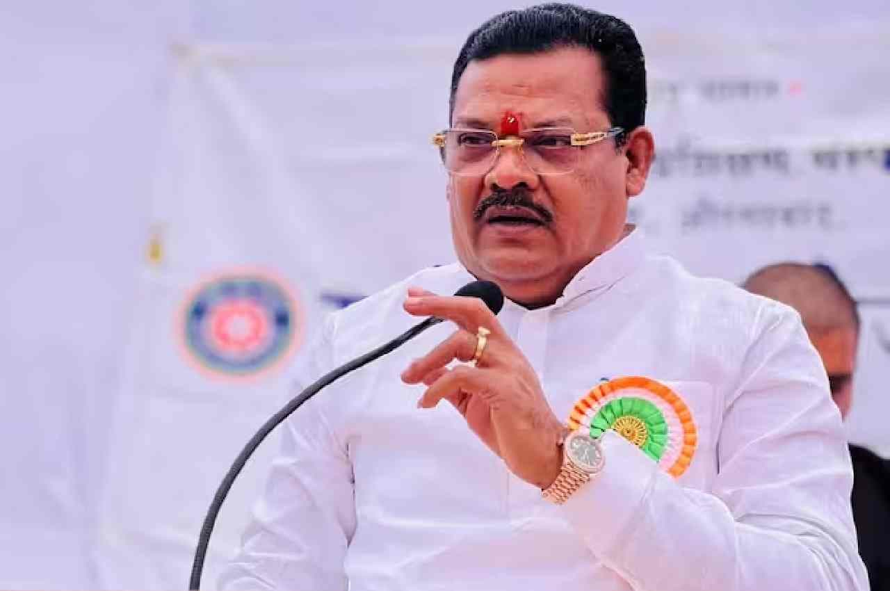 महाराष्ट्र में आएगा राजनीतिक भूकंप! अजीत पवार को लेकर शिंदे गुट के नेता का बड़ा दावा