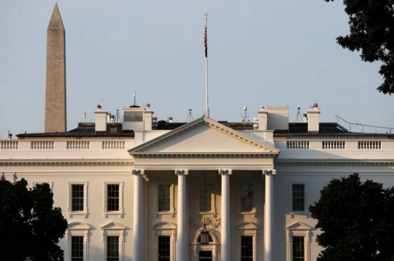 United States: व्हाइट हाउस के पास सुरक्षा बैरियर से टकराया ट्रक, हिरासत में ड्राइवर; जांच में जुटी एजेंसियां