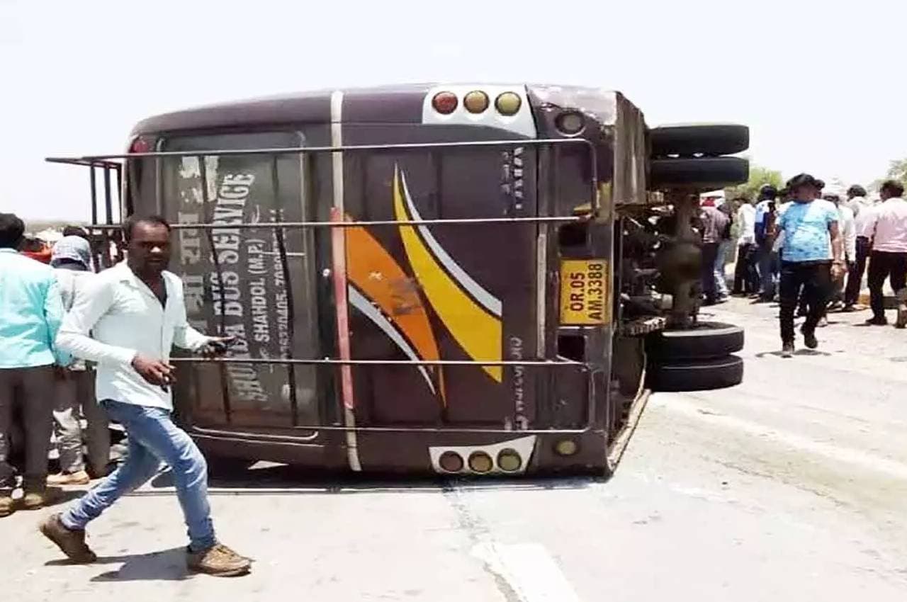 MP में दो बड़े सड़क हादसे, उमरिया में बस पलटने से 3 की मौत, देवास में डंपर से टकराया लोडिंग ऑटो