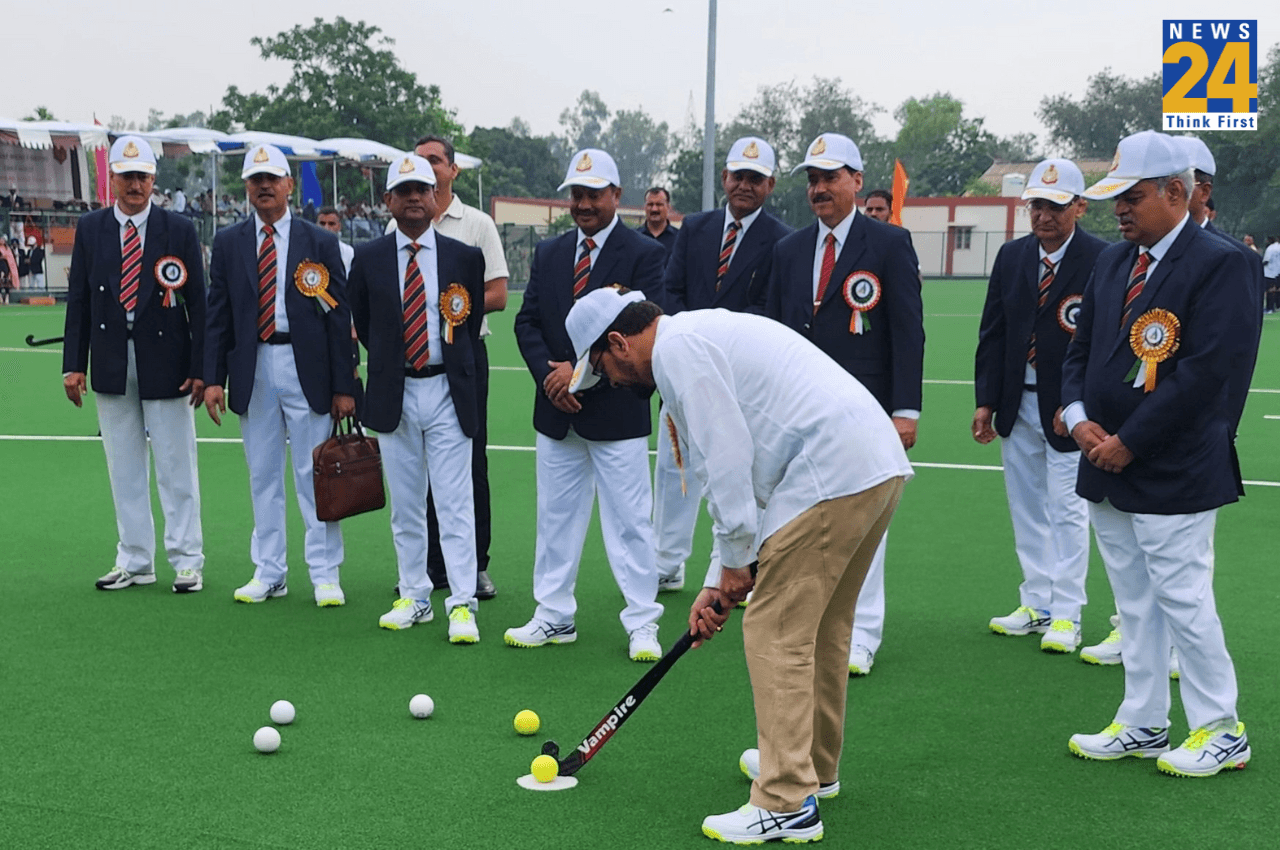 Astro Turf: केंद्रीय मंत्री अनुराग ठाकुर ने जालंधर के BSF कैंपस में हॉकी के सिंथेटिक ग्राउंड का किया उद्घाटन, लगाया पहला शॉट