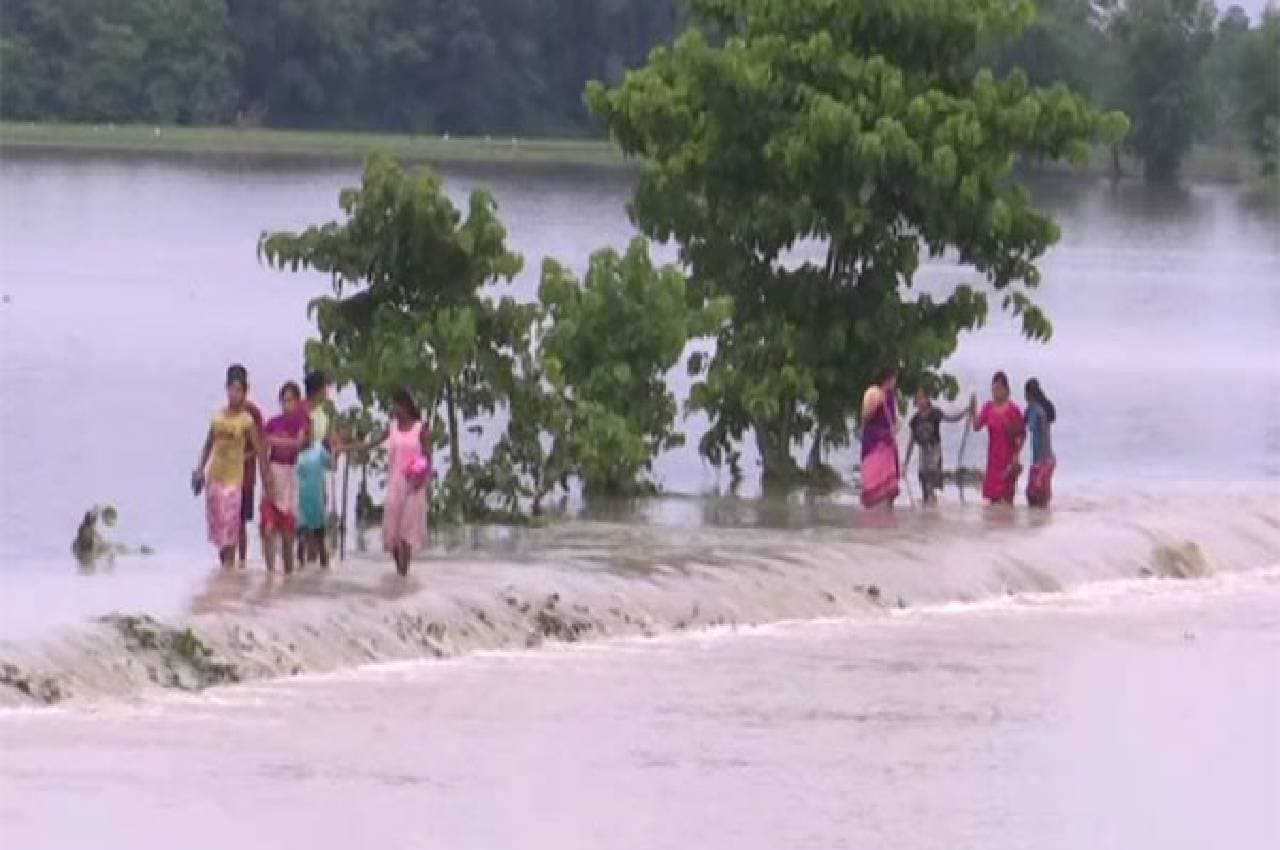 Assam Flood: असम में बाढ़ से बिगड़े हालात; 20 जिलों के 780 गांव प्रभावित, 1.2 लाख लोग हुए बेघर