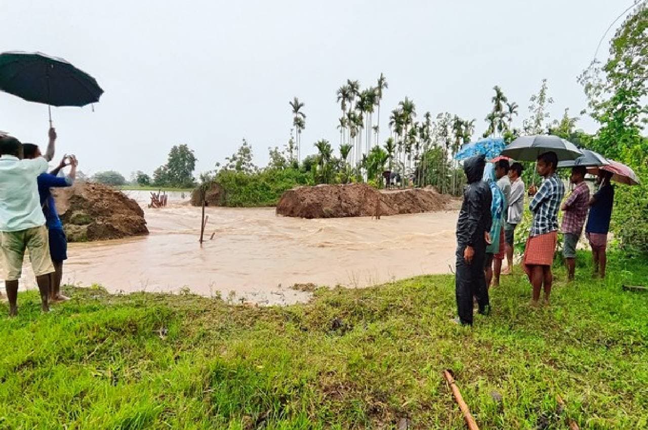 Assam Flood: असम में बाढ़ से मृतकों की संख्या में बढ़ोतरी, जानें 'जल प्रलय' से कहां कितना नुकसान?