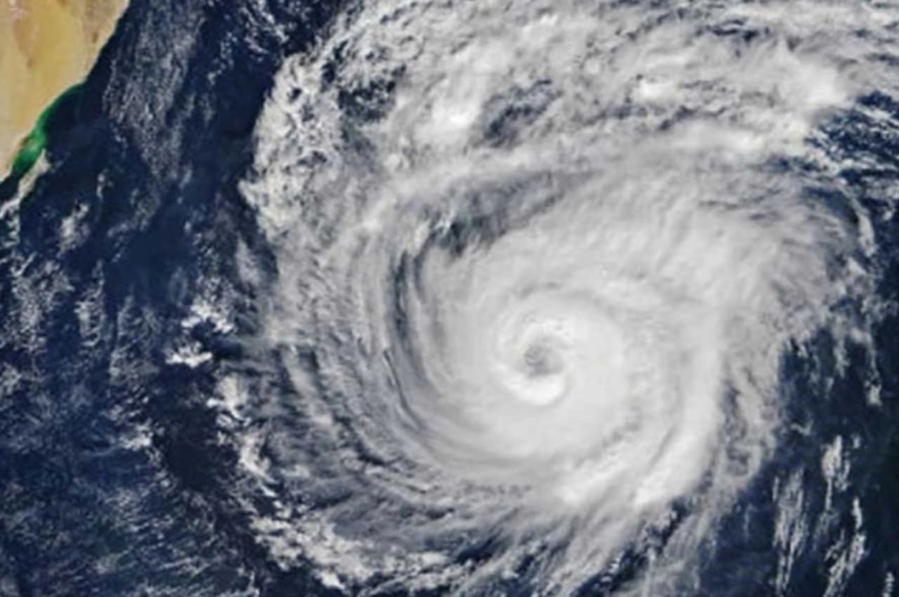 Biporjoy Cyclone: गुजरात पर मंडराया चक्रवात बिपरजोय का खतरा, तटीय इलाकों को अलर्ट जारी