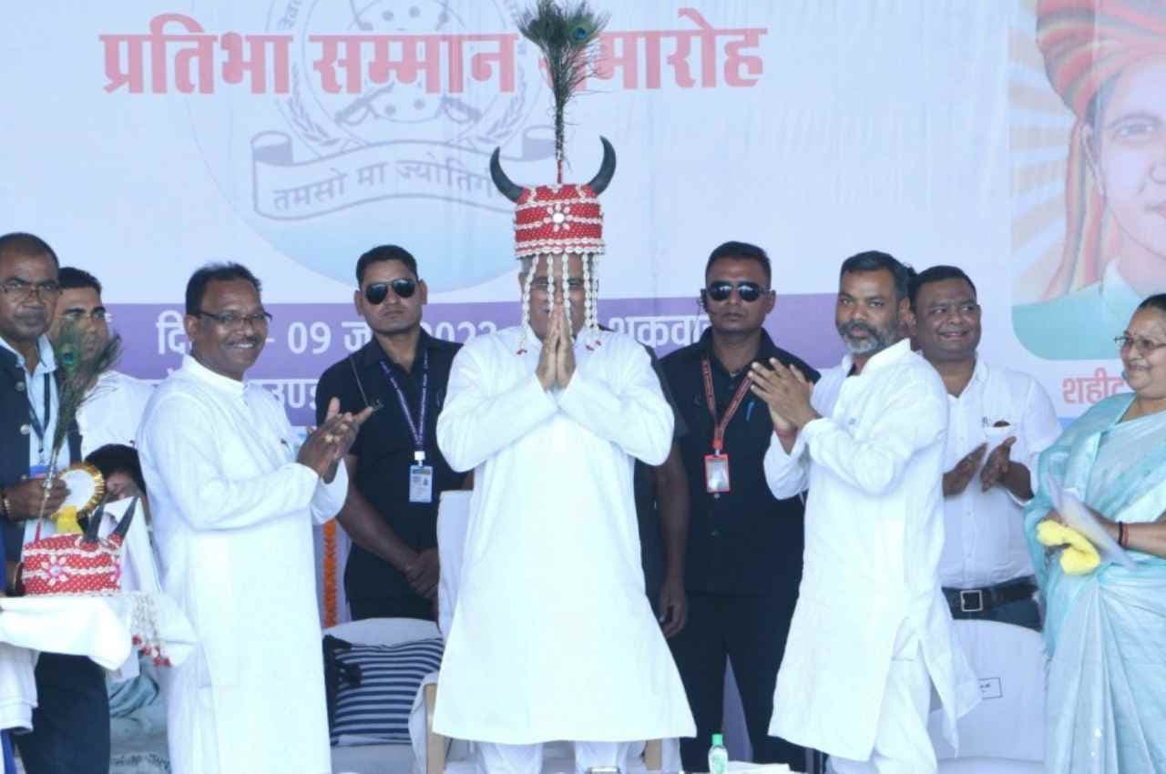 दल्लीराजहरा में आयोजित हल्बा-हल्बी समाज के स्थापना दिवस समारोह में शामिल हुए CM बघेल, देवगुड़ी निर्माण के लिए दिए 1 करोड़