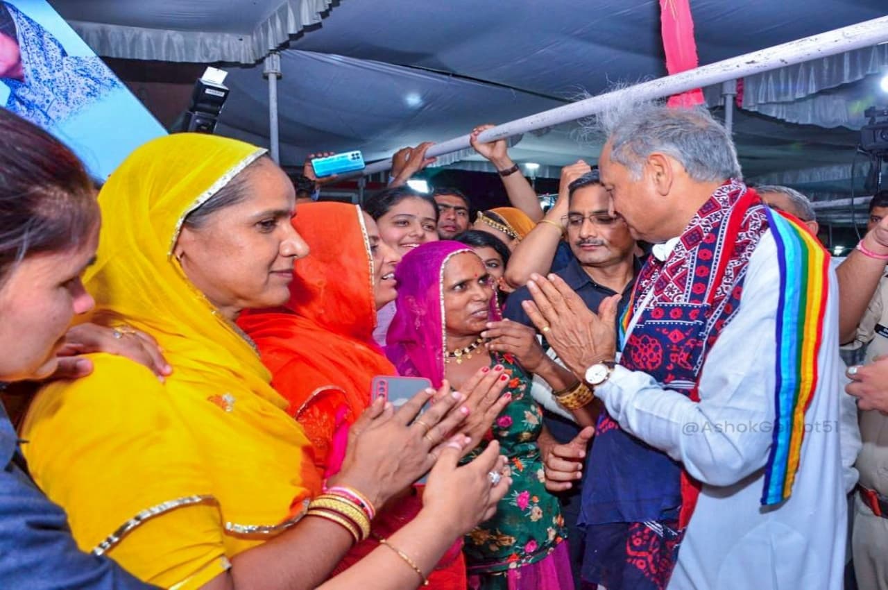 सीएम गहलोत का बाड़मेर दौरा, राहत कैंपों की लाभार्थी महिलाओं से किया संवाद, अधिकारियों को लगाई फटकार