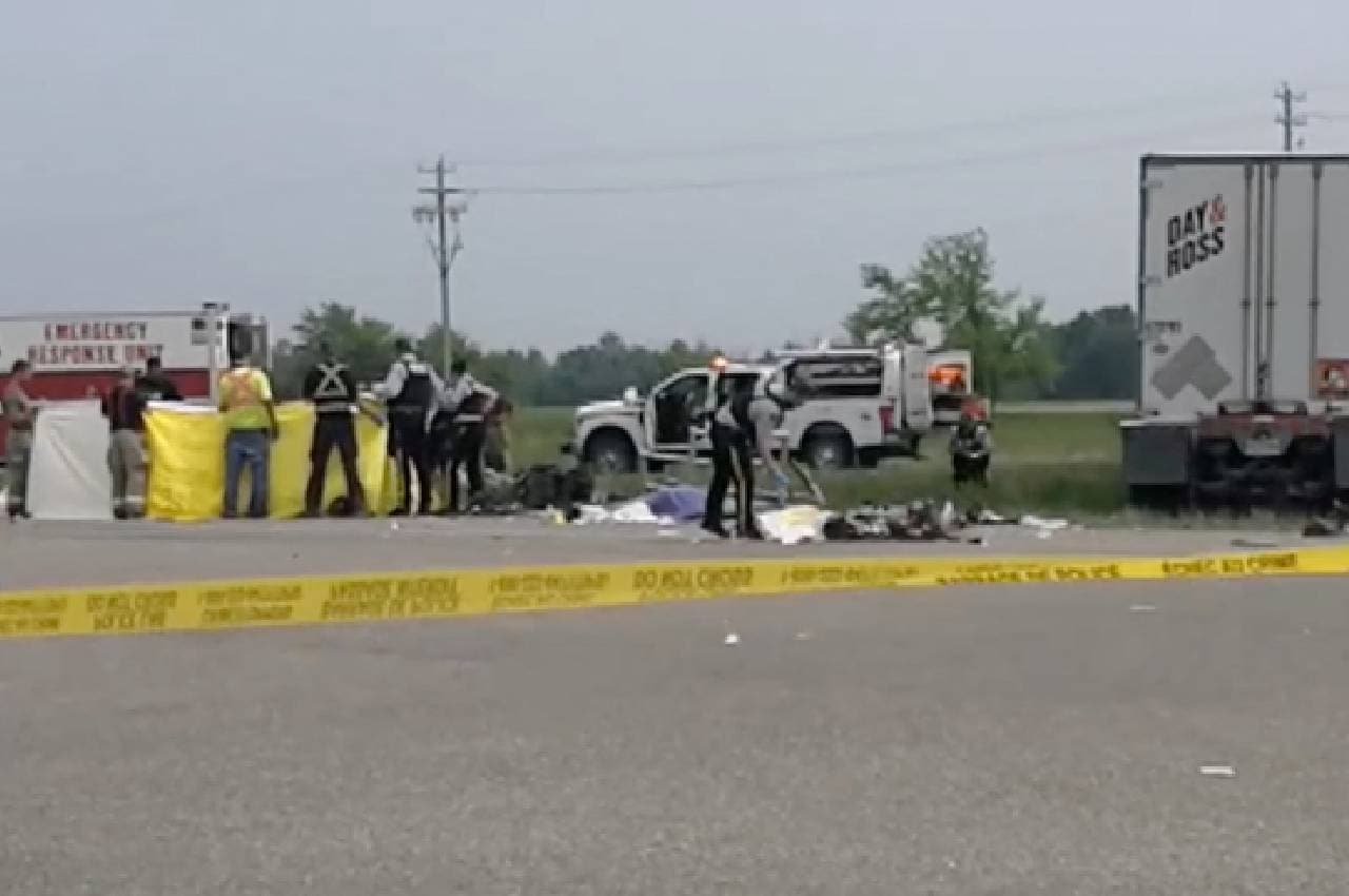 Canada Bus Accident: कनाडा में ट्रक और बस की भीषण टक्कर, 15 लोगों की मौत, 10 घायल