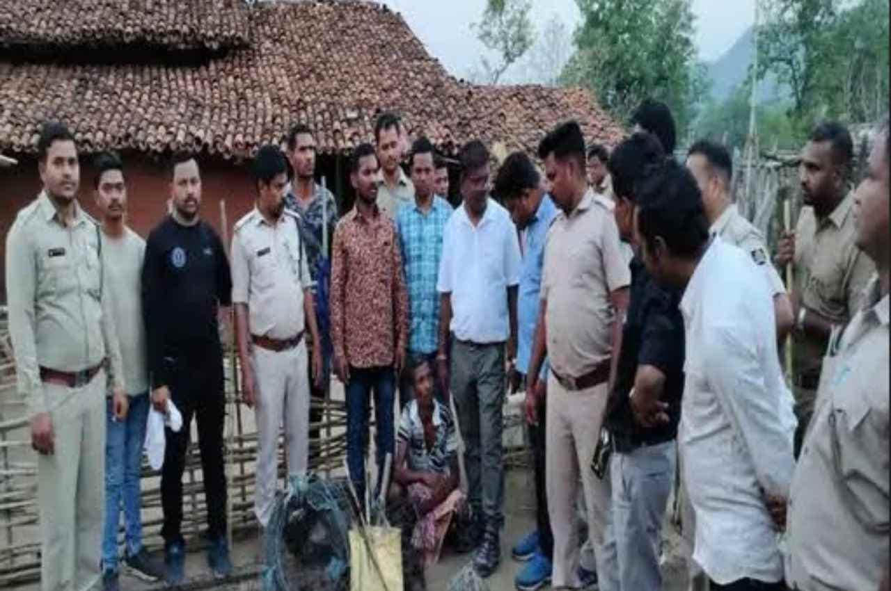 Chhattisgarh: शिकारियों के घर वन विभाग का छापा, जमीन खोदकर निकाली गई तेंदुए की खाल, कई देसी हथियार भी बरामद