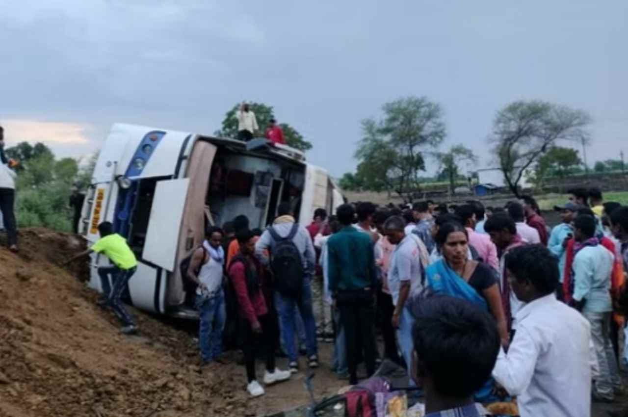 छत्तीसगढ़ से लखनऊ जा रही बस पलटी, महिला-बच्चों समेत 20 घायल