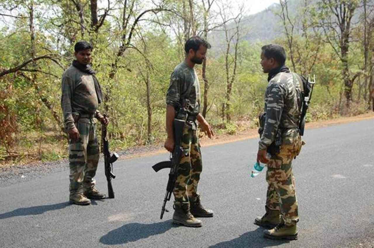 Chhattisgarh Naxal Encounter: सुरक्षाबलों और नक्सलियों के बीच मुठभेड़, दो घंटे से जारी है फायरिंग