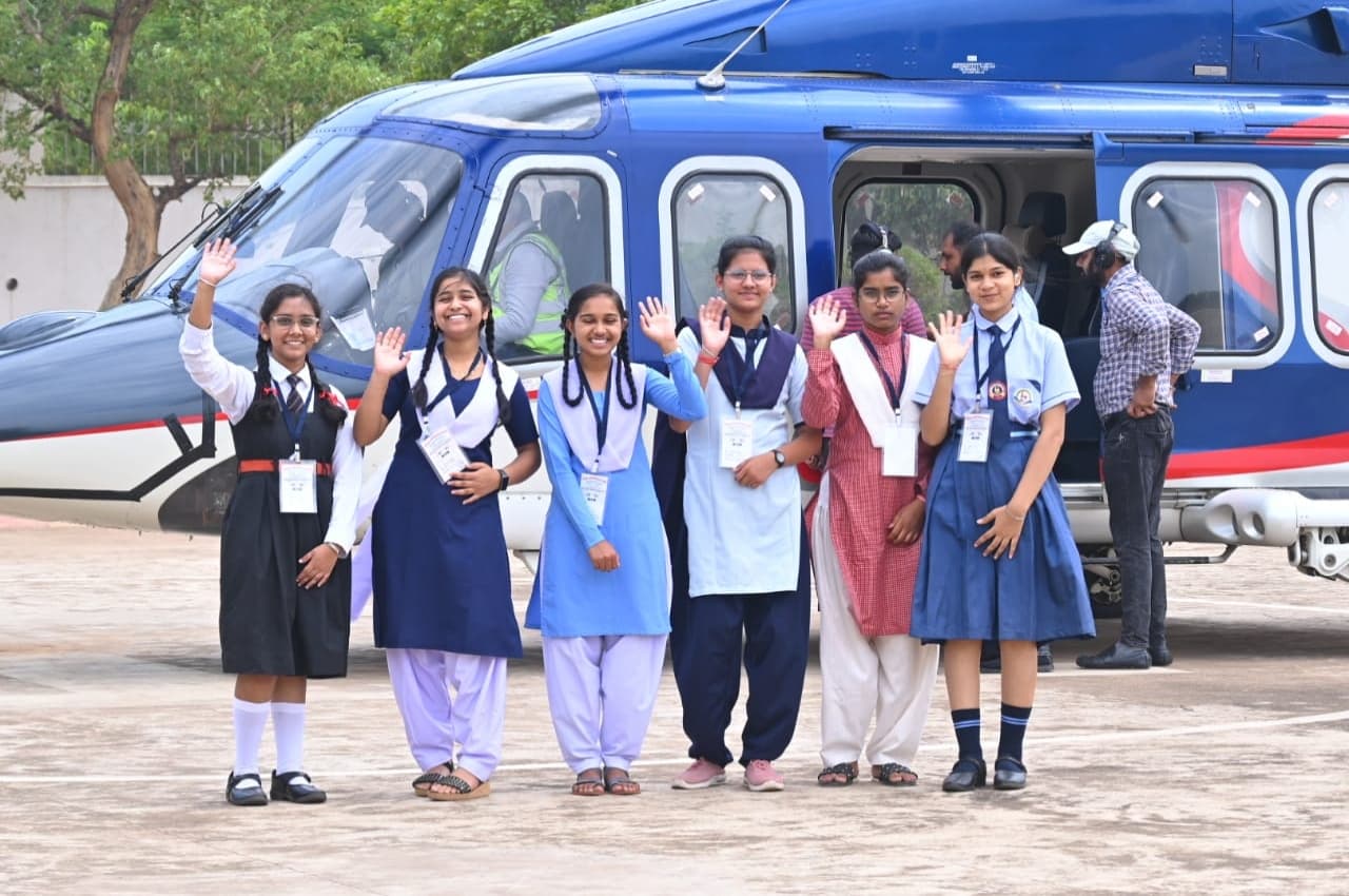 Raipur: बोर्ड परीक्षा टाॅपर सुनीता और प्रिया ने लिया हेलीकॉप्टर जॉयराइड का आनंद, बोलीं- 'रातभर सो नहीं पाई'