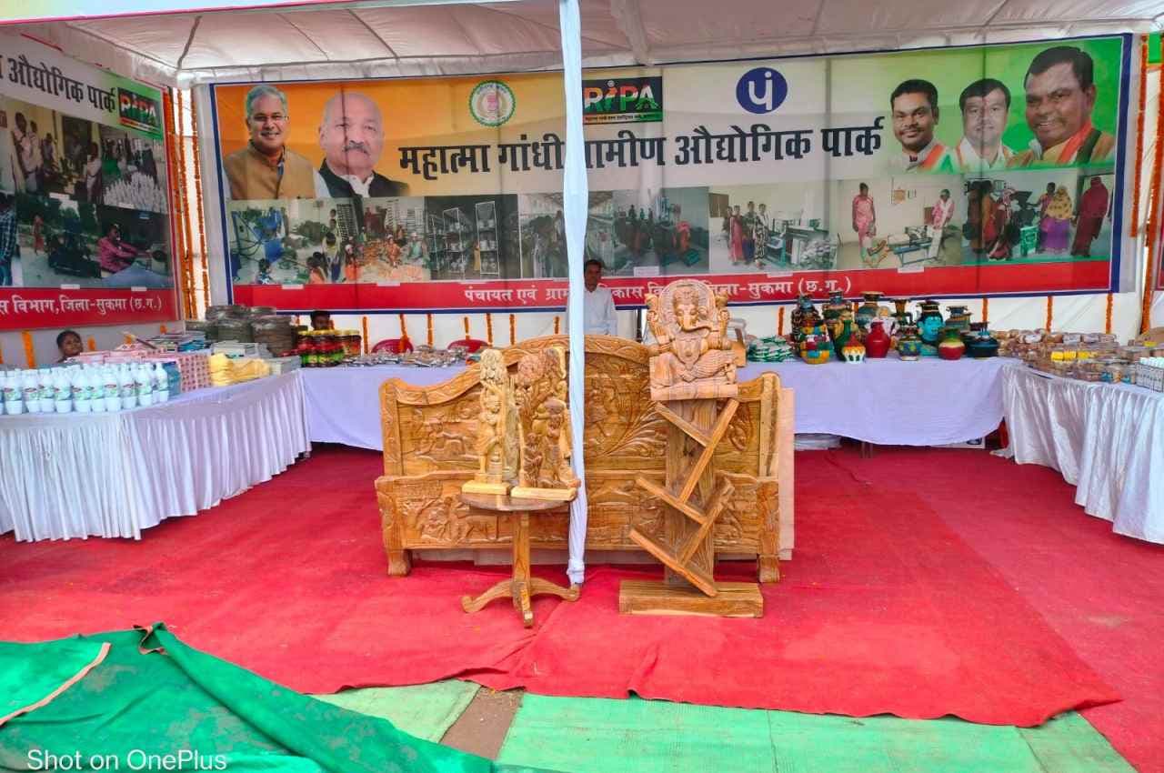 सुकमा: सरकारी योजनाओं से आम लोगों को मिल रहा लाभ, रीपा का स्टॉल लगाकर 41 हजार रुपये से अधिक के सामानों का किया विक्रय