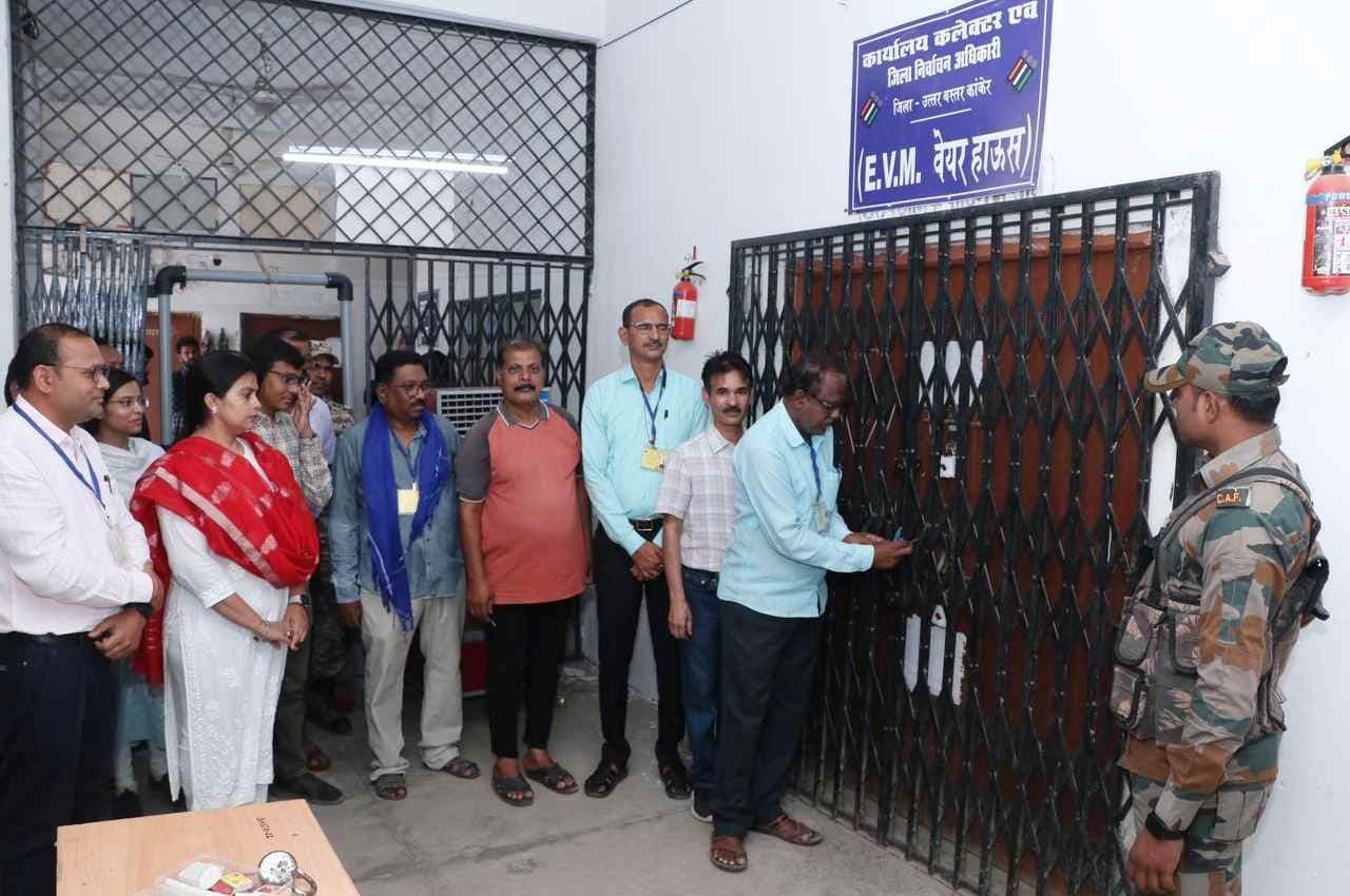 उत्तर बस्तर कांकेर: EVM का प्रथम स्तरीय जांच शुरू, जिला निर्वाचन अधिकारी के सामने खोला गया वेयर हाउस
