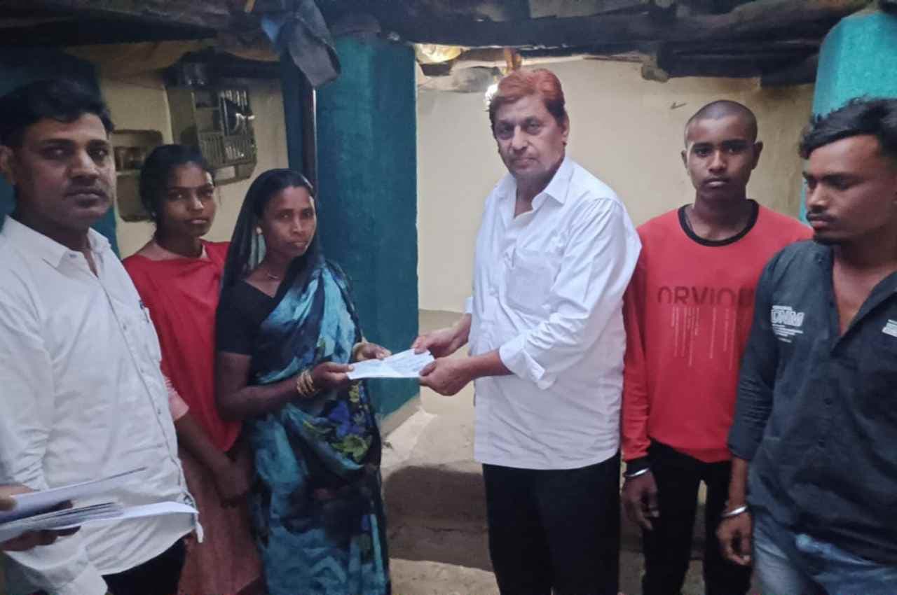 रायपुर: वन मंत्री अकबर ने पांच विपत्तिग्रस्त परिवारों को दी सहायता, 20 लाख रूपए का चेक सौंपा