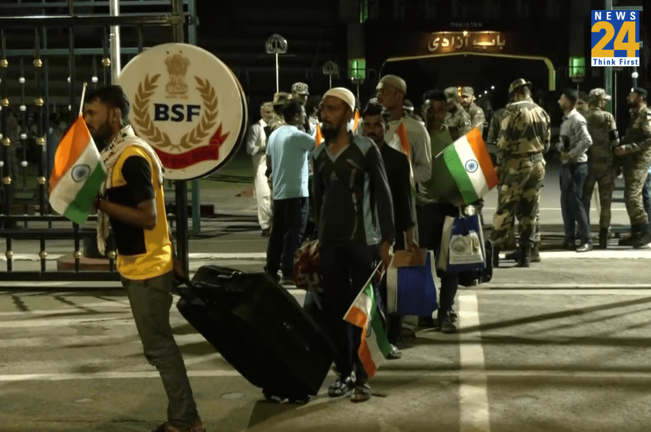 India-Pakistan Relations: पाकिस्तान ने 200 मछुआरे BSF को सौंपे, रिहाई के बाद देश की धरती पर रखा कदम तो चूम ली जमीं