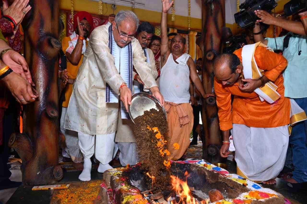 रायपुर: मुख्यमंत्री बघेल ने जगन्नाथ मंदिर में रथयात्रा के शुभारंभ के अवसर पर की पूजा-अर्चना