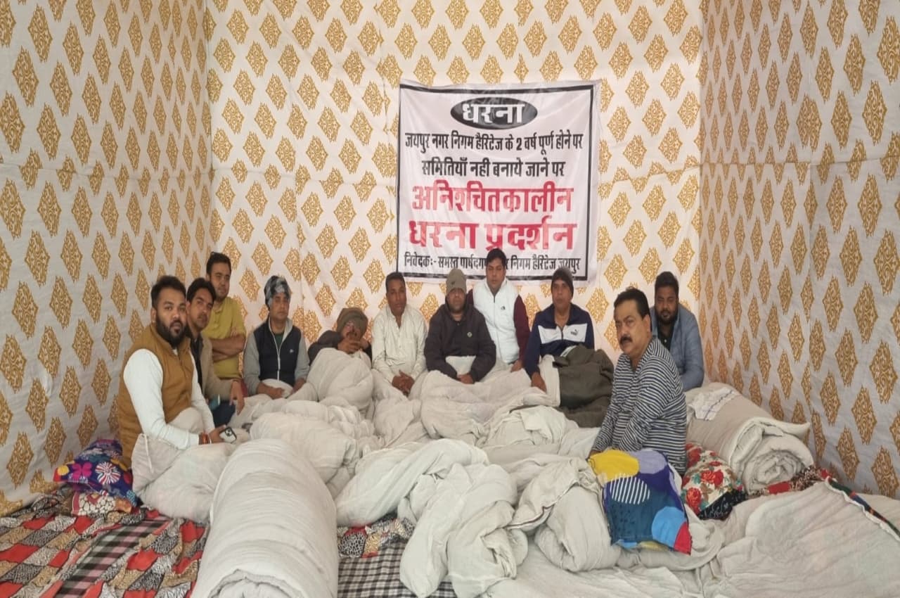 Jaipur: प्रभारी रंधावा से मिलने पहुंचे धरने पर बैठे पार्षद- महापौर, मंत्री खाचरियावास बोले- 'समस्याओं को दूर करना हमारी जिम्मेदारी'