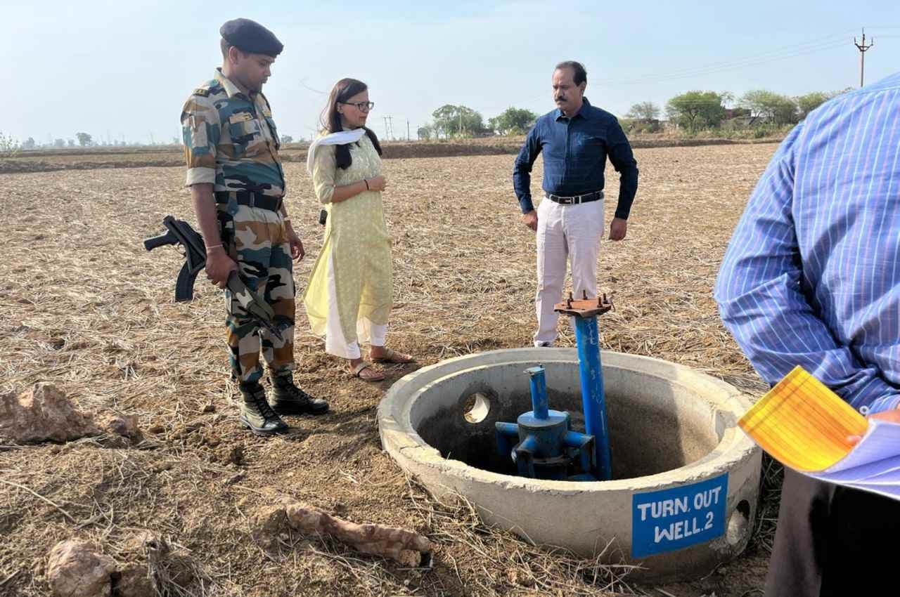 जांजगीर-चांपा: कलेक्टर एवं मुख्य अभियंता ने जल संसाधन विभाग के कार्यों का किया निरीक्षण, भूमिगत पाइप से हर खेत में पहुंचेगा पानी उपलब्ध