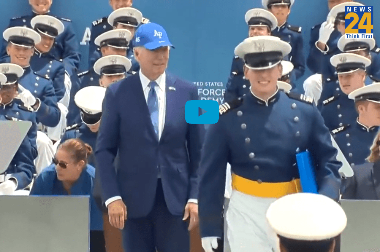 President Joe Biden: लड़खड़ाकर औंधे मुंह गिरे अमेरिकी राष्ट्रपति बाइडेन, मजाकिया लहजे में बोले- मुझे सैंडबैग मिला, देखें VIDEO