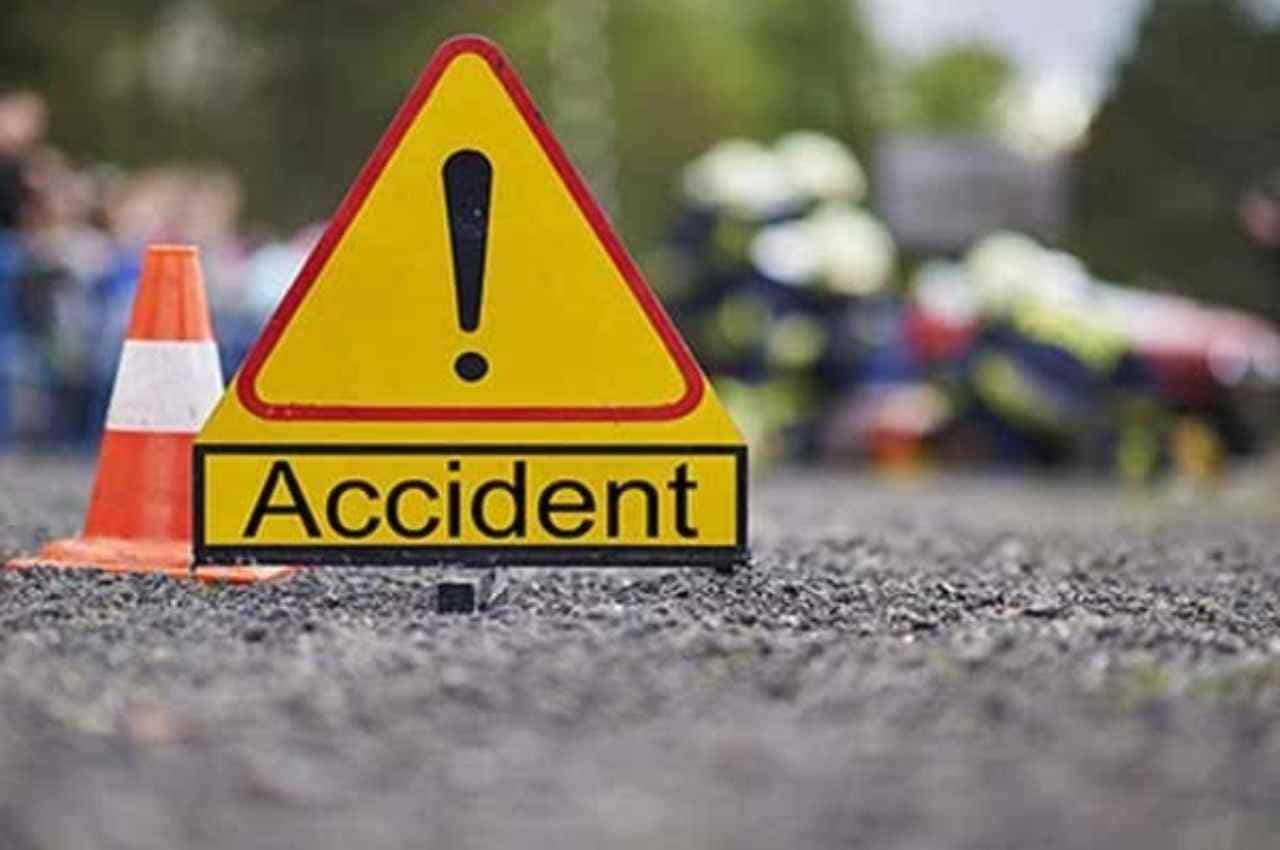 Rajasthan: सीकर में पेड़ से टकराई अनियंत्रित बोलेरो, 2 युवकों की मौत, 4 घायल