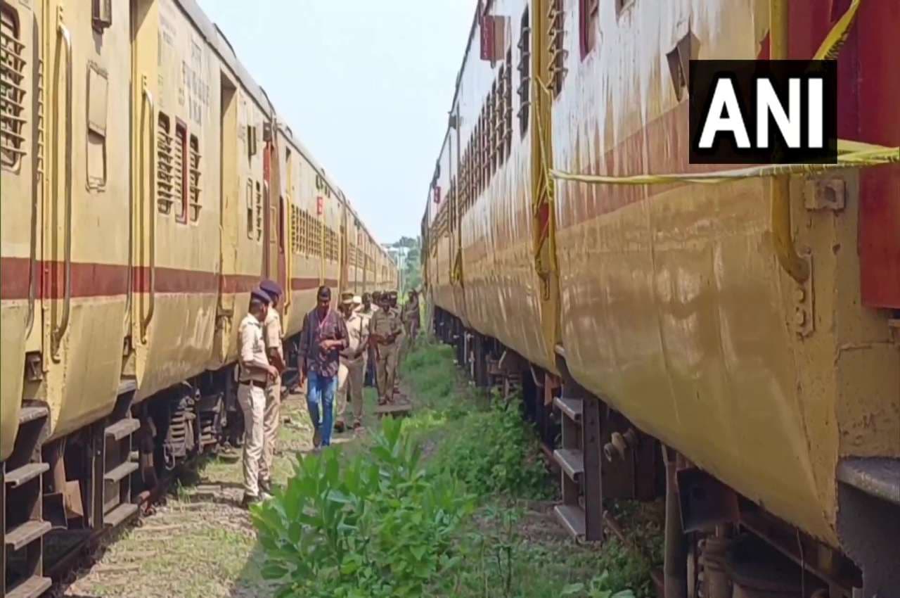 Kerala Train Fire: कन्नूर में सिरफिरे युवक ने यार्ड में खड़ी ट्रेन में लगाई आग, एक बोगी जलकर राख; आरोपी अरेस्ट