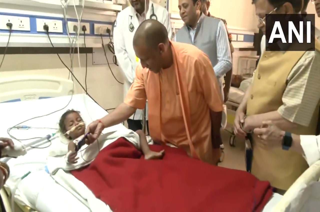 Sanjeev Jeeva Murder Case: सीने में गोली लगने से घायल मासूम 'लाडो' से मिलने पहुंचे CM योगी, सिपाहियों का भी जाना हाल
