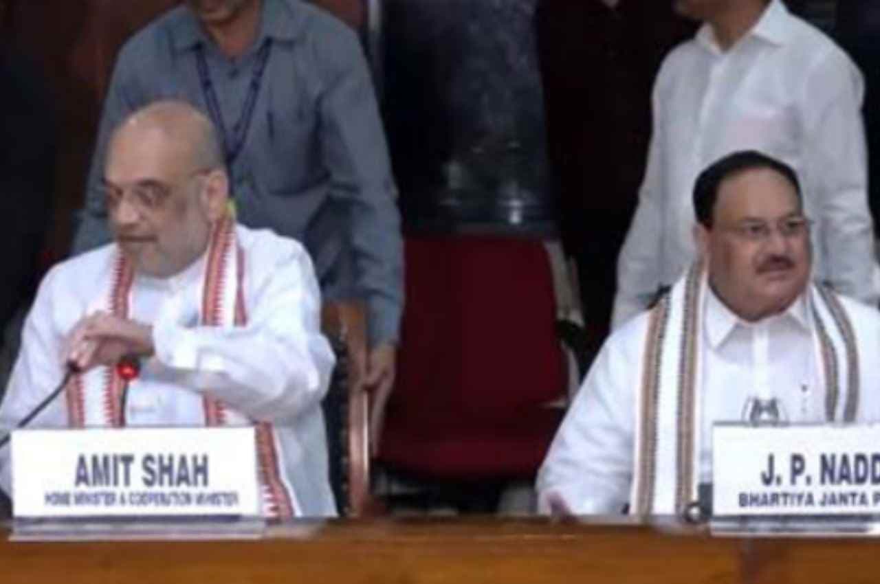 Manipur Violence: उप्रदवियों ने मंत्री के गोदाम में लगाई आग, हिंसा पर गृह मंत्री अमित शाह की सर्वदलीय बैठक जारी