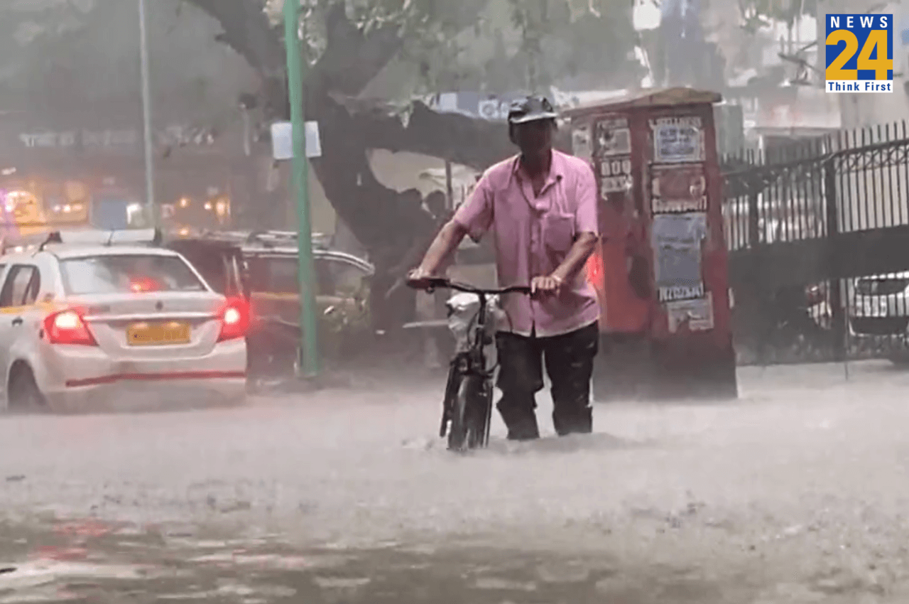 Monsoon In India: महाराष्ट्र में भारी बारिश से 2 लोगों की मौत, गुजरात में रेड अलर्ट