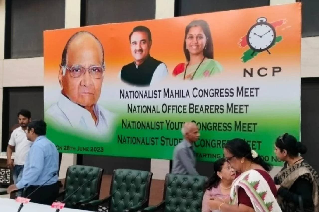 दिल्ली में NCP की राष्ट्रीय कार्यकारिणी की बैठक, राकांपा के पोस्टरों से अजित पवार की तस्वीर गायब