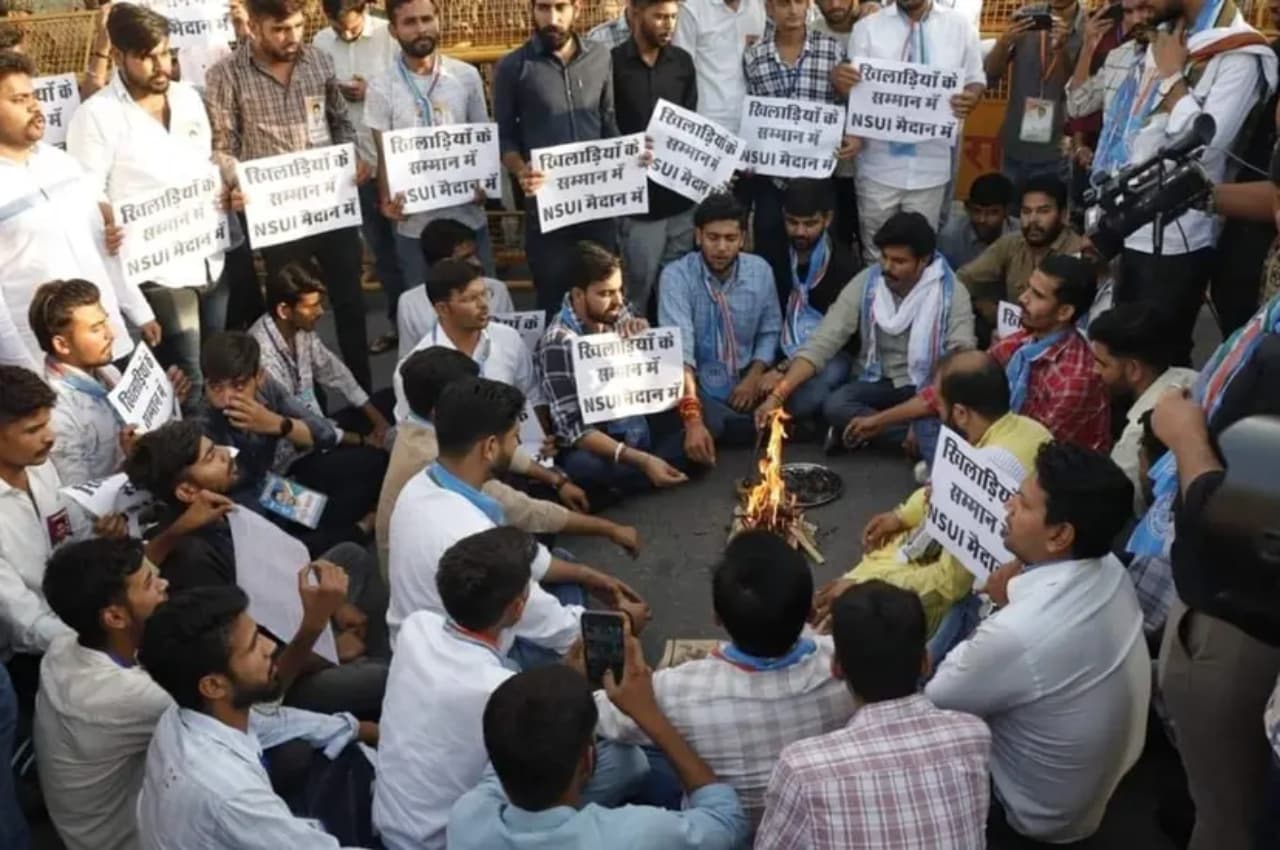 Jaipur News: पहलवानों के समर्थन में NSUI का जयपुर में विरोध प्रदर्शन, मोदी सरकार की सद्बुद्धि के लिए किया यज्ञ