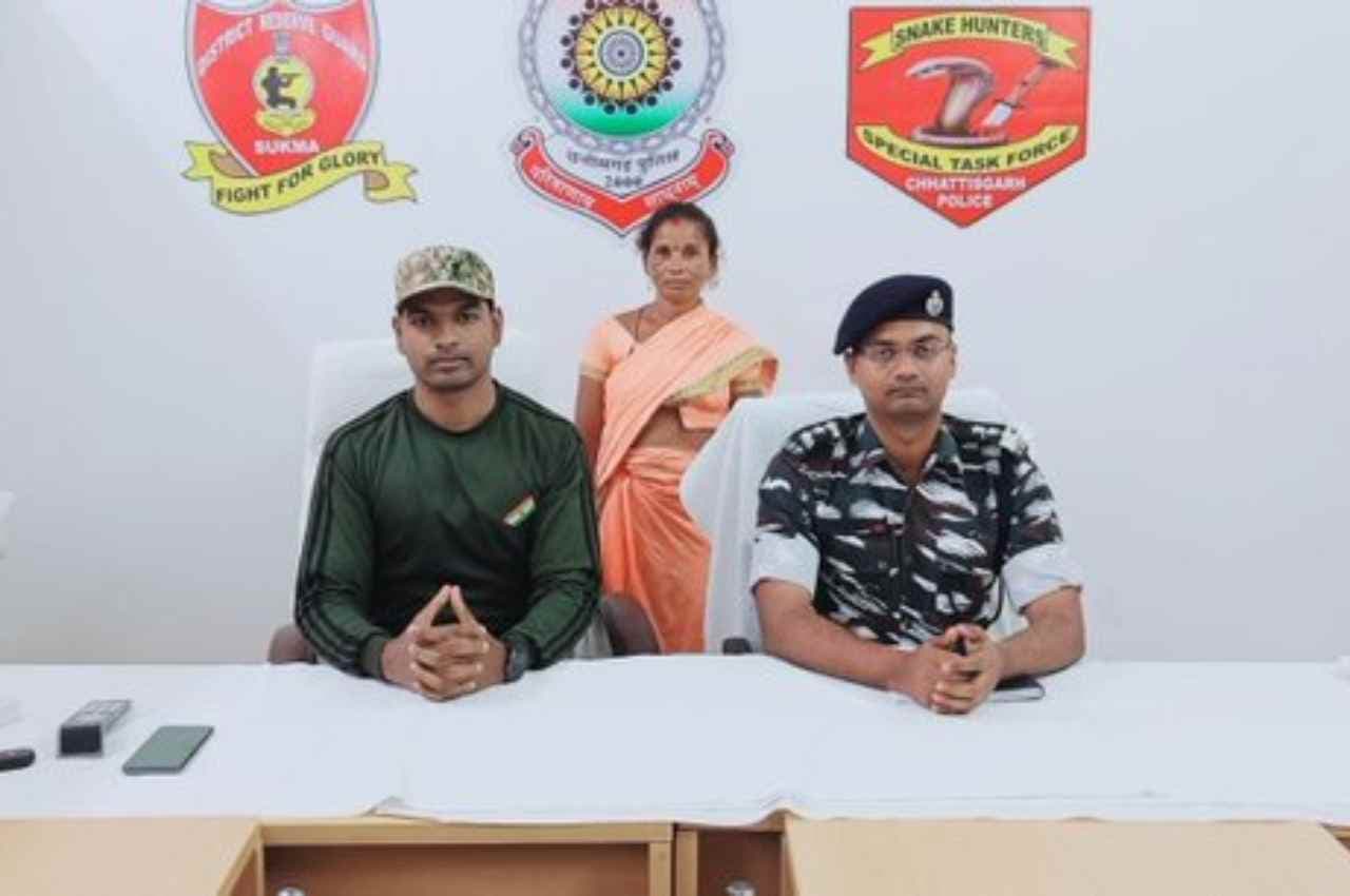 सुकमा में इनामी नक्सली महिला ने किया सरेंडर, 12 साल से प्रतिबंधित संगठन के साथ जुड़ी थी