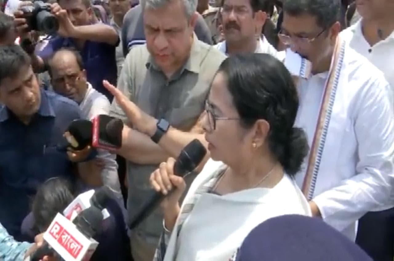Odisha Train Tragedy: मीडिया के सामने मौत के आंकड़ों पर ममता बनर्जी-अश्विनी वैष्णव के बीच मतभेद; देखें Video