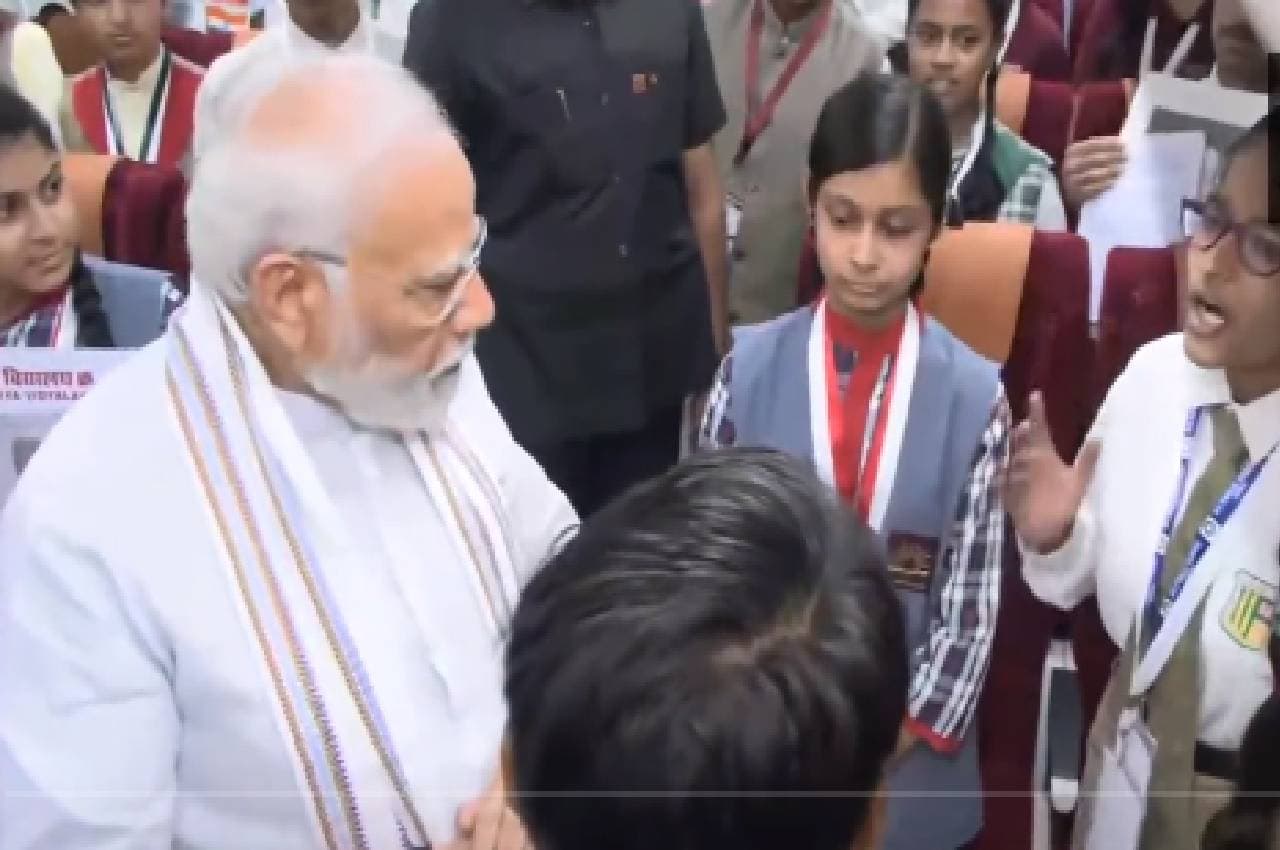 PM मोदी ने वंदे भारत ट्रेन में स्कूली बच्चों से की बातचीत, प्रधानमंत्री से मिलकर खुश हो गए बच्चे