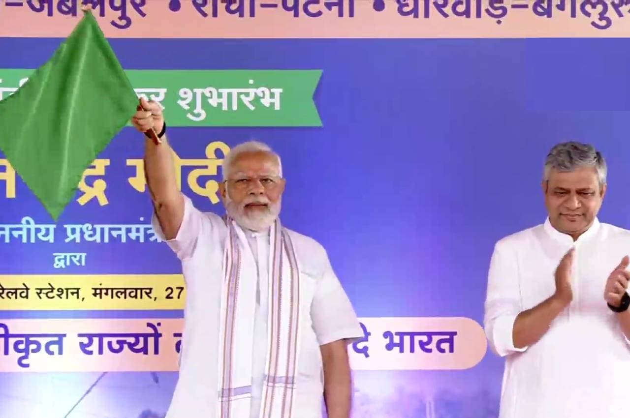 PM Modi MP Visit: पीएम मोदी ने भोपाल से 5 नई वंदे भारत को दिखाई हरी झंडी, ट्रेन में सवार बच्चों से की बातचीत