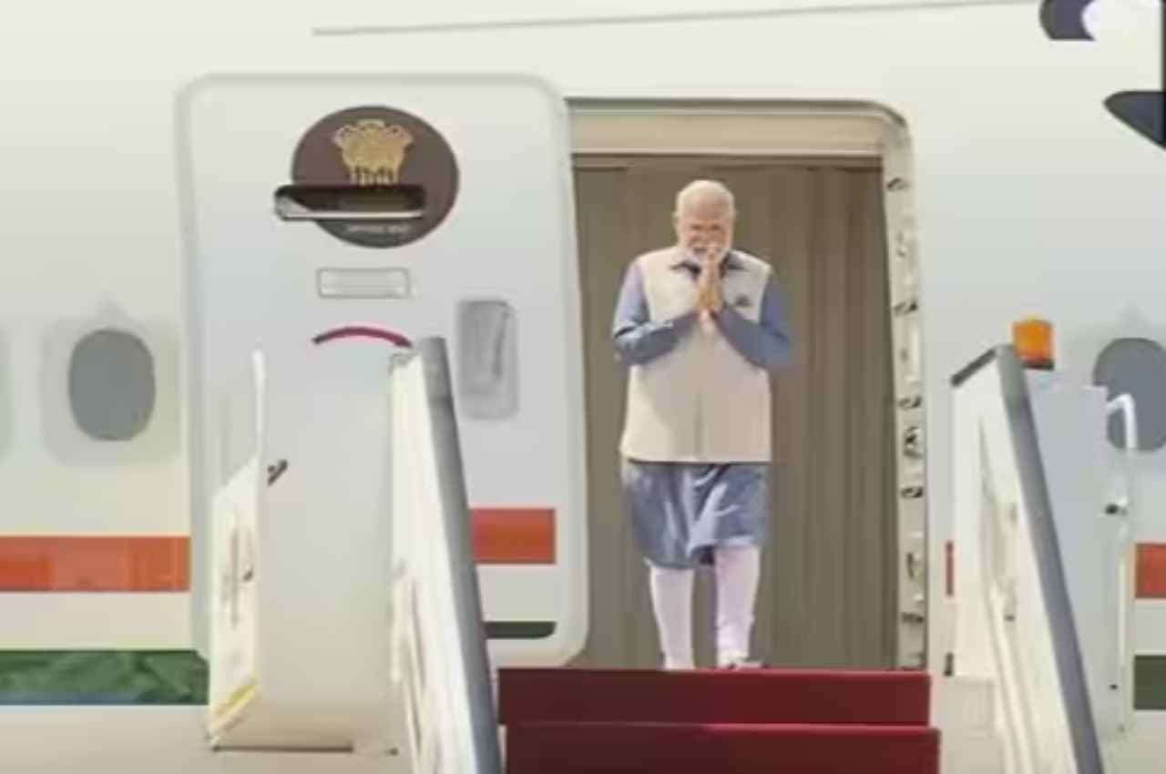 PM Modi in Eqypt: दो दिवसीय दौरे पर काहिरा पहुंचे पीएम मोदी, एयरपोर्ट पर हुआ भव्य स्वागत