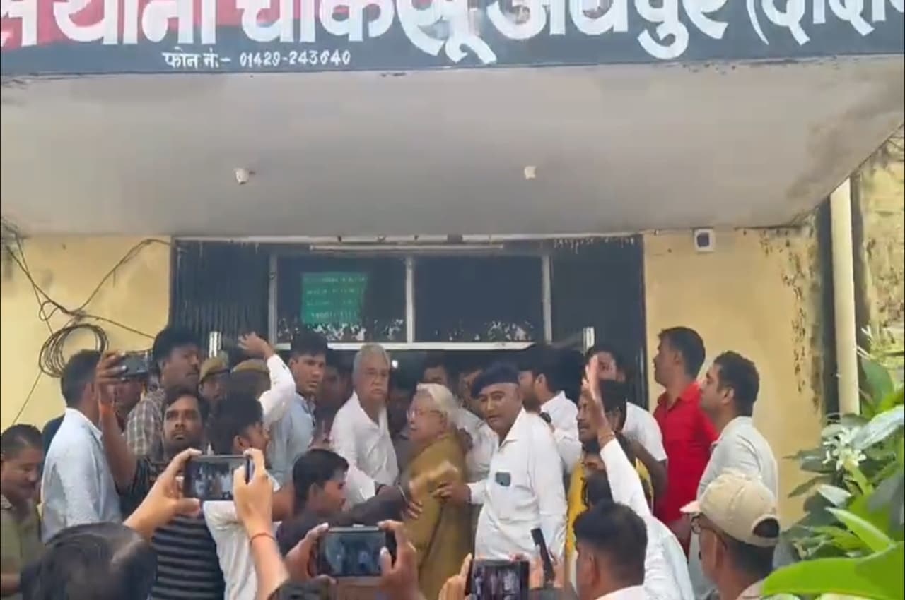 Jaipur: धरने पर बैठे किरोड़ीलाल मीणा को पुलिस ने हिरासत में लिया, सांसद बोले- 'गहलोत सरकार के निर्देश पर हुई कार्रवाई'