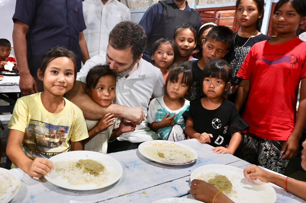 मणिपुर: मोइरांग पहुंचे राहुल गांधी, रिलीफ कैंप में लोगों से कर रहे मुलाकात