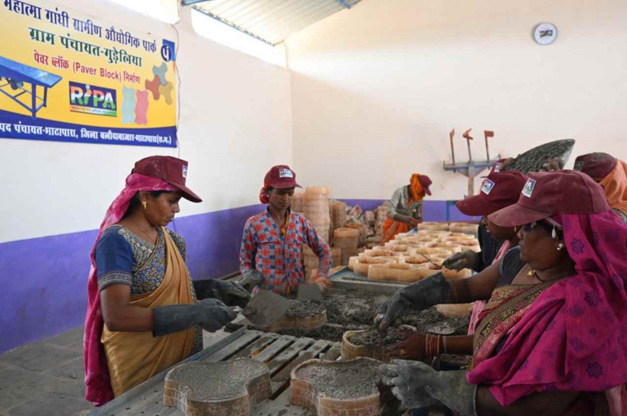 रायपुर: गांव में ही महिलाओं को रोजगार के साथ मिली नई पहचान, गौठान में स्थापित रीपा बनाने की परिकल्पना अब हो रही साकार