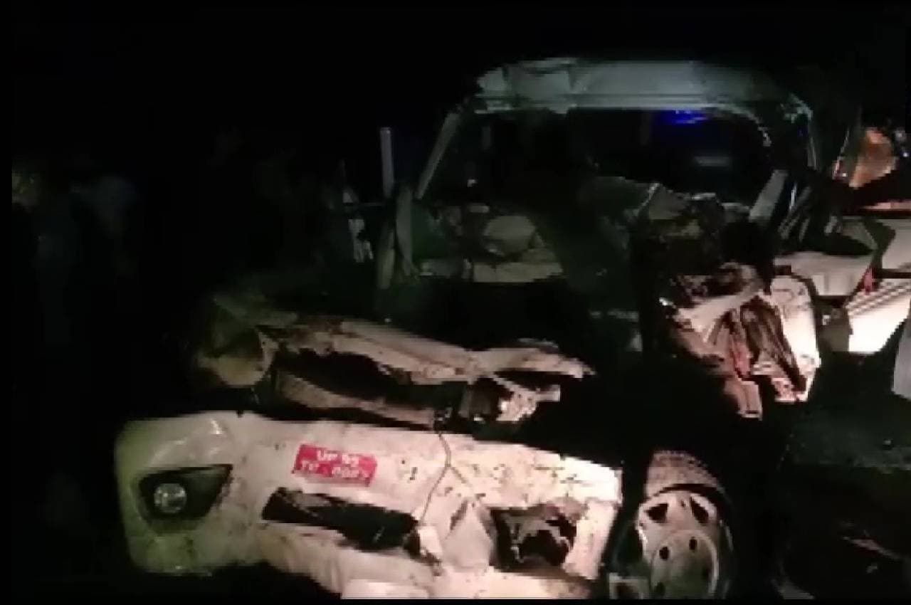 UP Banda Accident: बेटे को करंट लगा तो बोलेरो से जा रहे थे CHC, ट्रक से हुई टक्कर; 6 लोगों की मौत